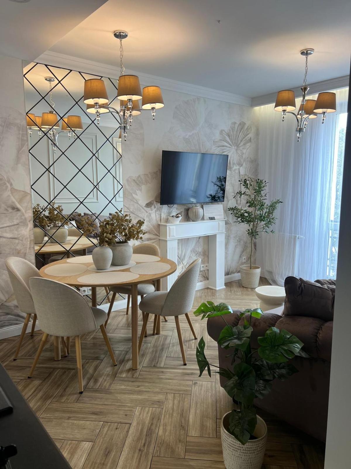 Family & Business Sauna Apartments Plac Wolnosci Centrum Downtow, - Piekny Apartament - 5 Bedroom With Private Sauna, Bath With Hydromassage, Parking, Catering Options Kielce Exteriör bild
